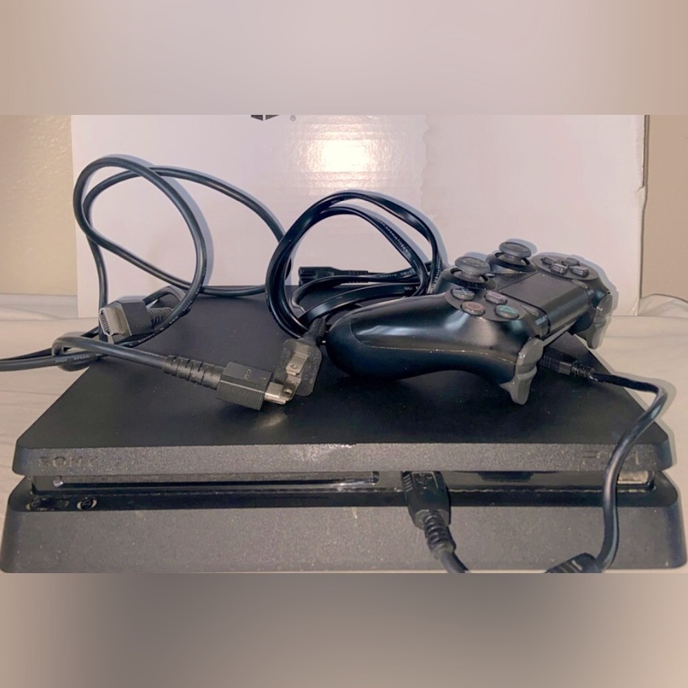 PS4 w/2 controllers